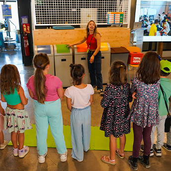 Actividad de estudiantes de primaria en el CIEC