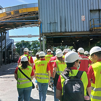 Grupo de personas provistas de EPI durante una visita