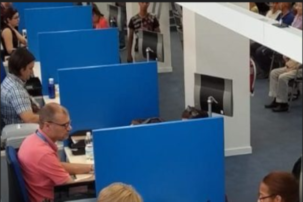 Imagen gen&eacute;rica de una oficina de teleoperadores