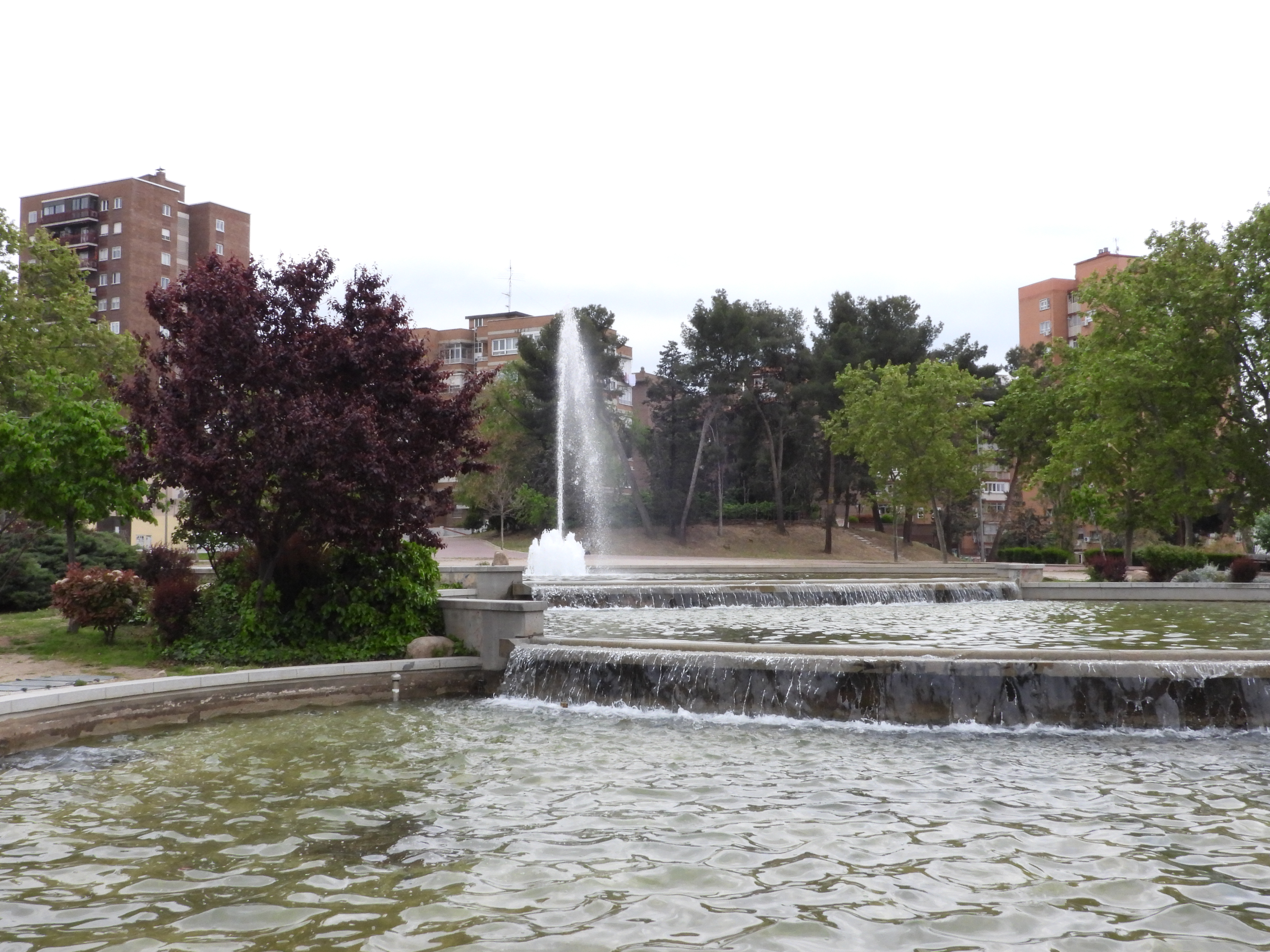 se observa una fuente rodeada de &aacute;rboles