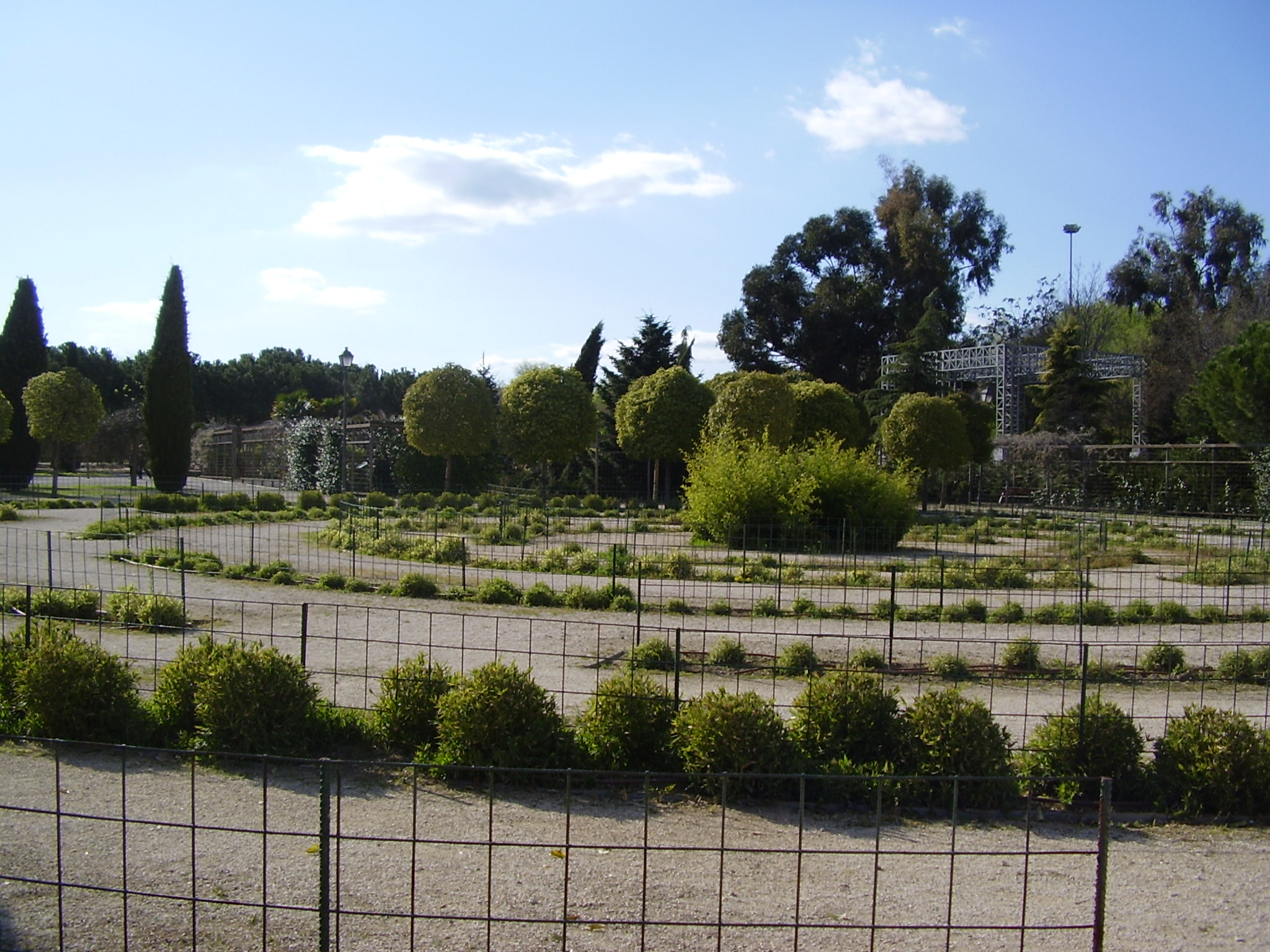 se observa un estaque con praderas de c&eacute;sped y &aacute;rboles al fondo